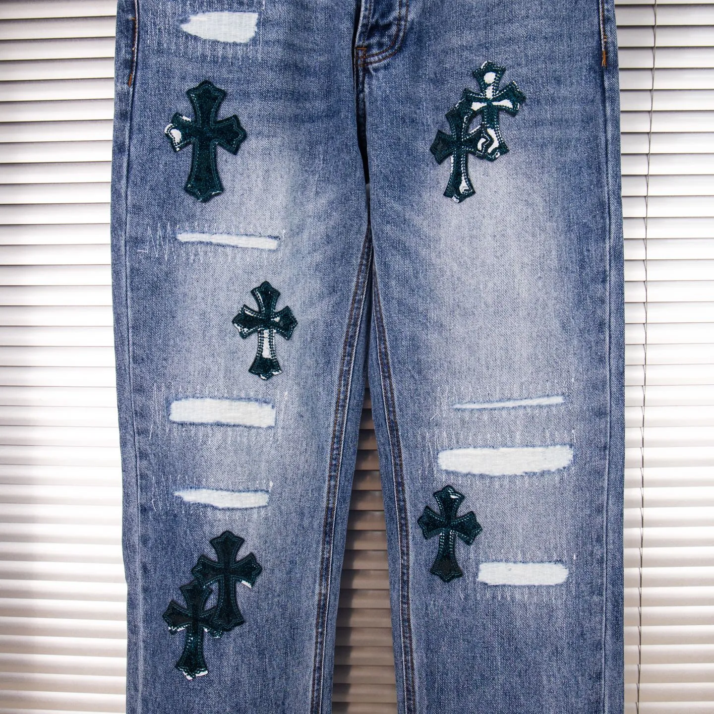 P280 (Higher version, evergreen style) Chrome Hearts/Chrome Hearts 25FW CH Blue Pants Starry Sky Hole Laminated Cross Bamboo Jeans. It adopts starry sky theme leather elements, mostly presented in the shape of a cross, with glitter on the leather surface. Unique design with simple and elegant details, exquisite workmanship, neat lines of the entire trousers, and perfect details! It’s also so cool that both men and women can easily control it. It’s a gender-neutral trendy up version. Style number: 1766# Color: blue Size: 28 30 32 34 36